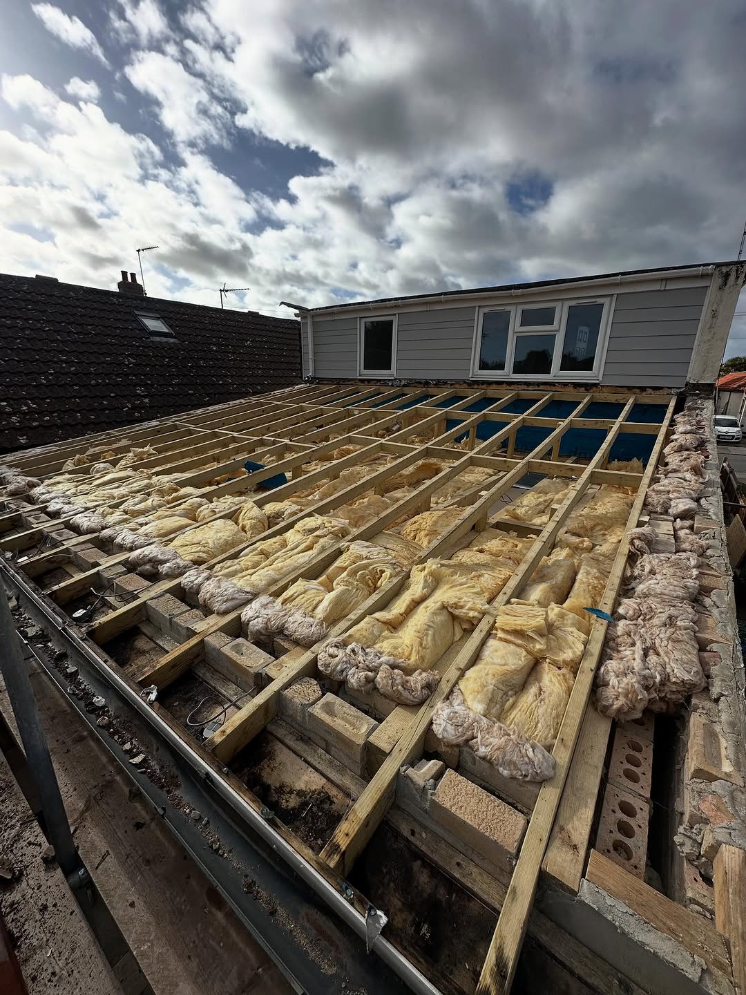 A tiled roof on at 6 degree pitch… seriously 🤷‍♂️

Stripped, boarded and flat roofed… how it should of been done in the first place 🔥