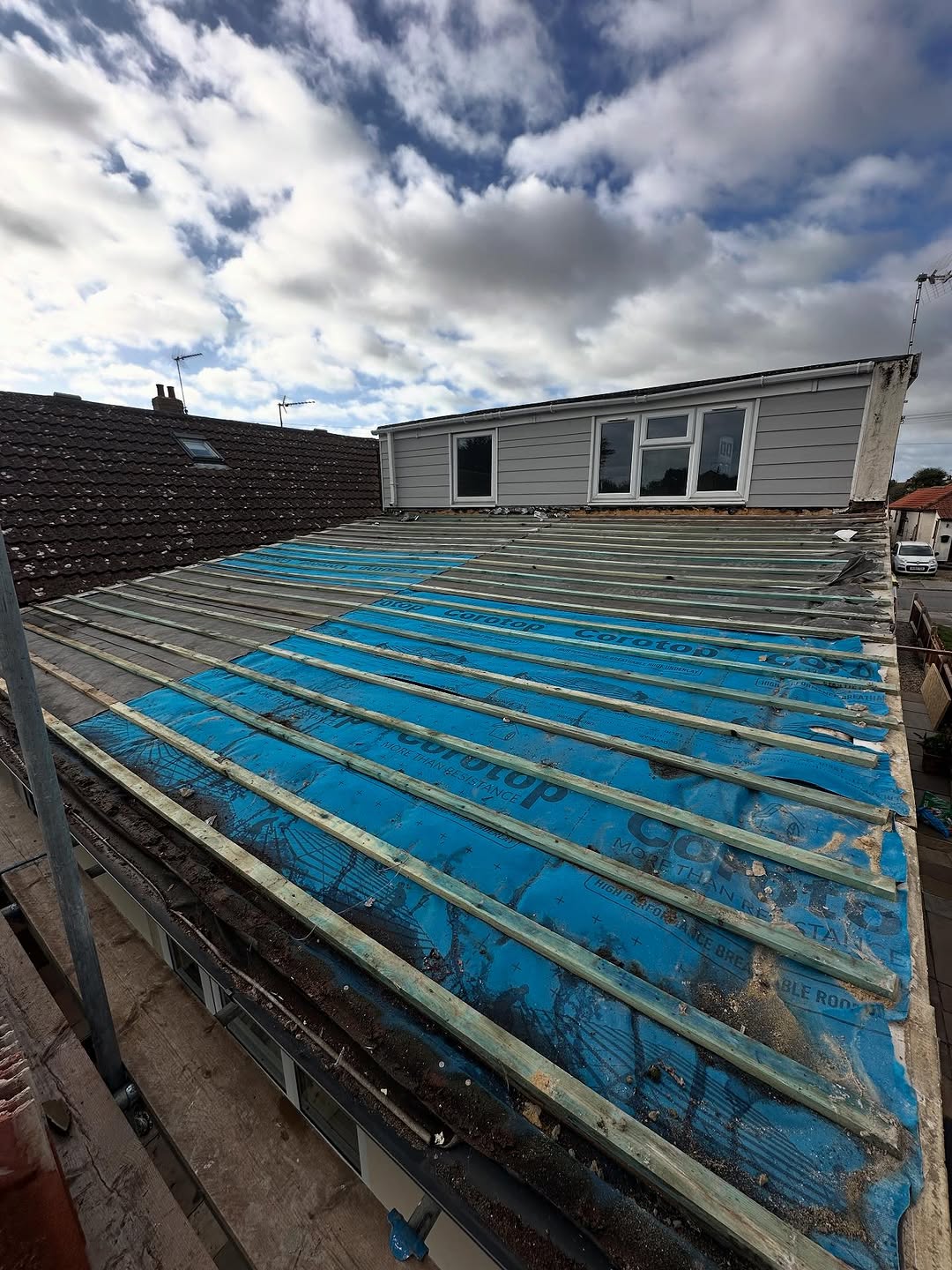 A tiled roof on at 6 degree pitch… seriously 🤷‍♂️

Stripped, boarded and flat roofed… how it should of been done in the first place 🔥