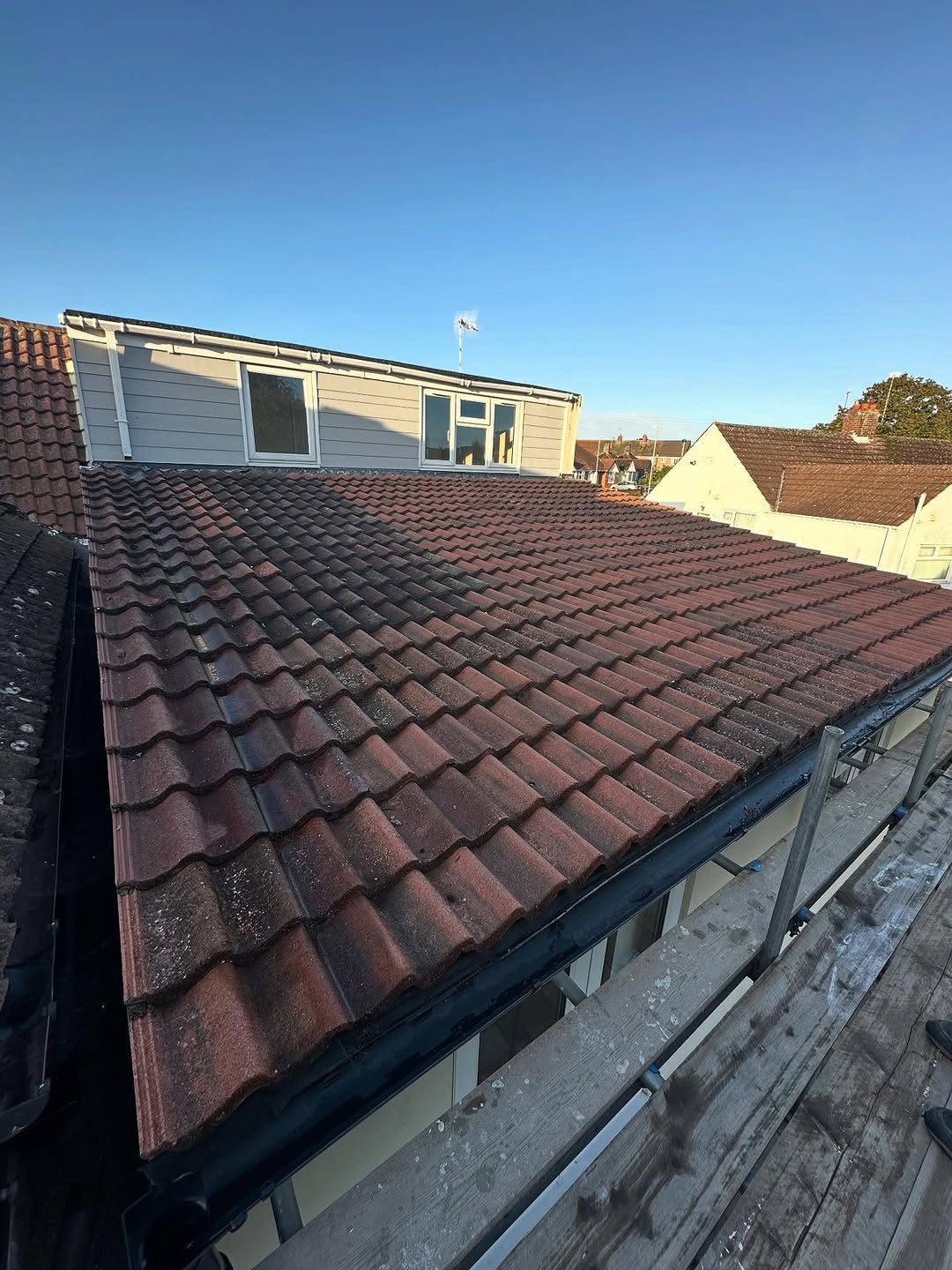 A tiled roof on at 6 degree pitch… seriously 🤷‍♂️

Stripped, boarded and flat roofed… how it should of been done in the first place 🔥