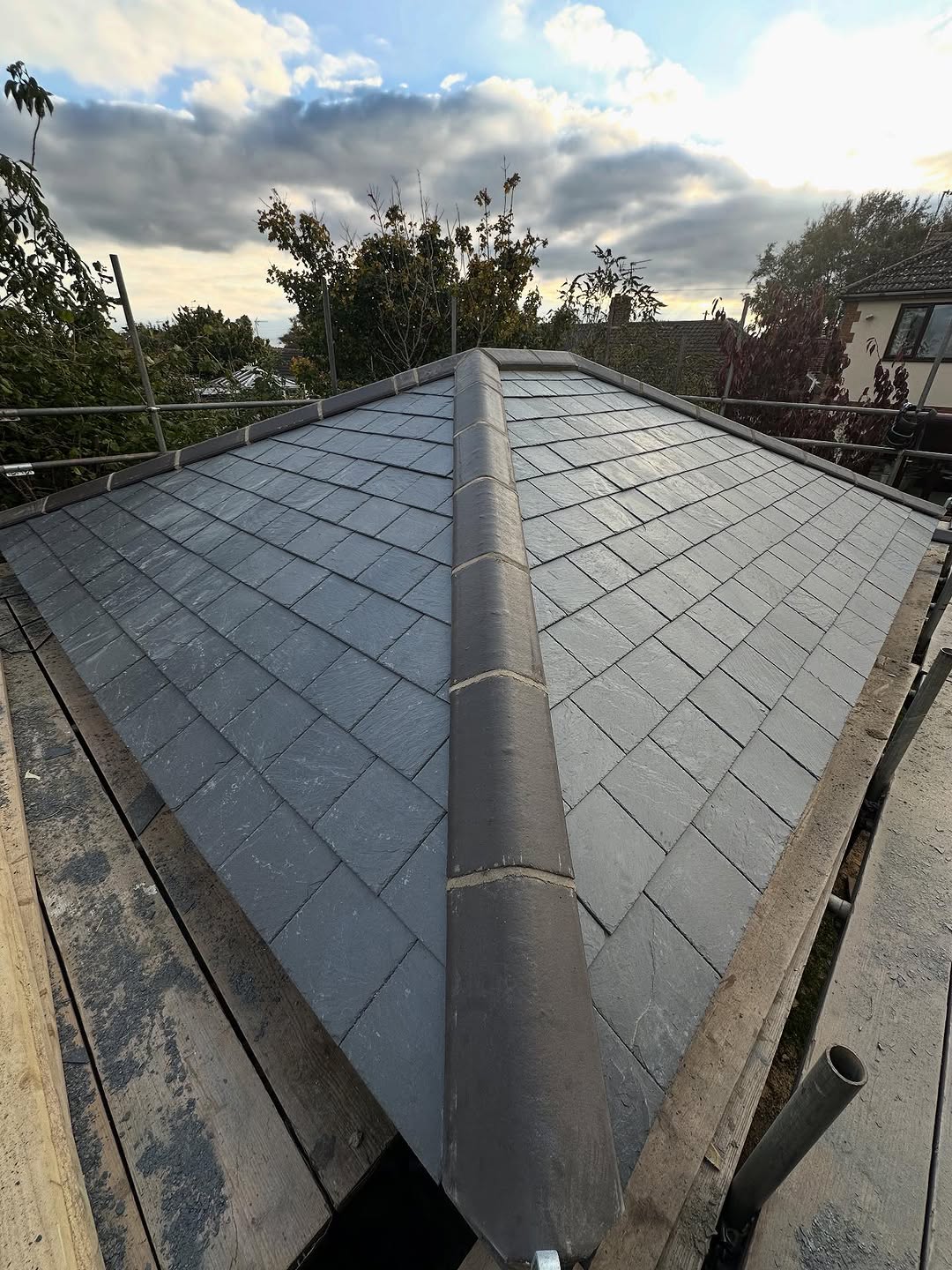 What a way to wrap up a chaotic past few weeks finishing this slate roof 😬🔨

Can’t beat natural slates 😍