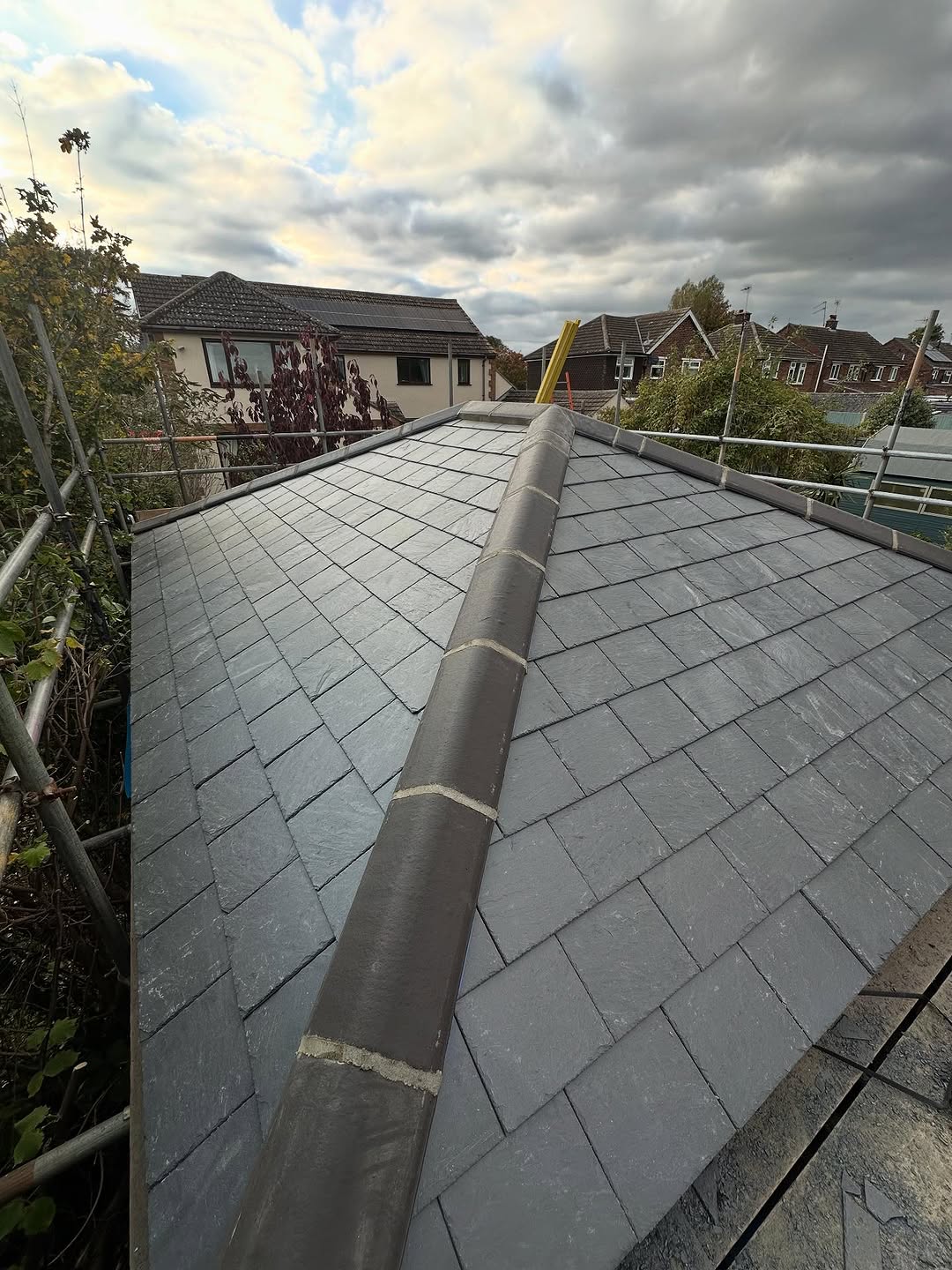 What a way to wrap up a chaotic past few weeks finishing this slate roof 😬🔨

Can’t beat natural slates 😍